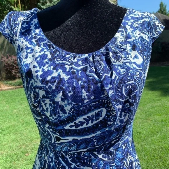 ADRIANNA PAPELL Blue Paisley print scoop neck cap sleeve cotton bodycon sheath - Picture 2 of 10